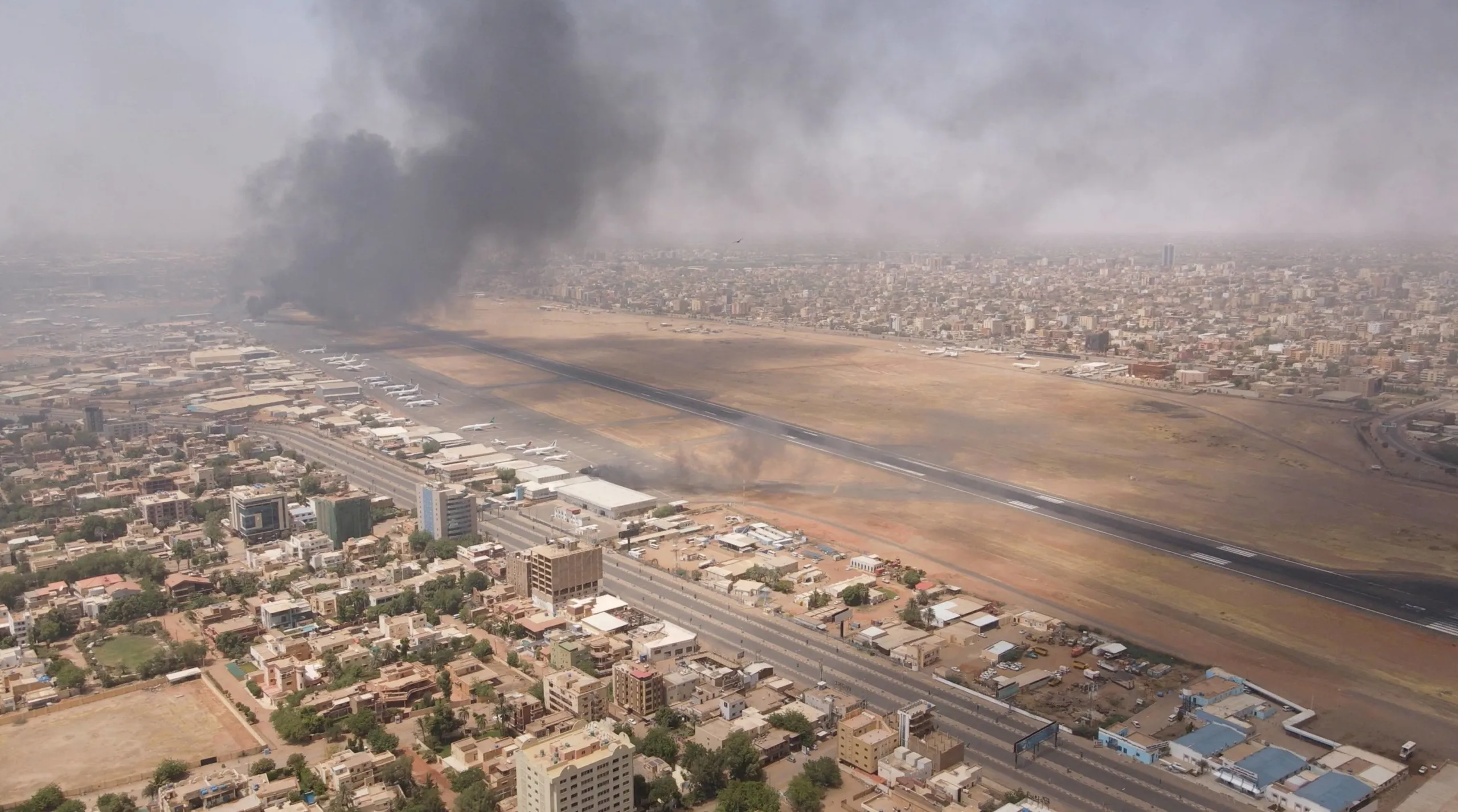 FILE PHOTO: Smoke rises over the city as army and paramilitaries clash in power struggle, in Khartoum, Sudan, April 15, 2023 in this picture obtained from social media. Instagram @lostshmi/via REUTERS  THIS IMAGE HAS BEEN SUPPLIED BY A THIRD PARTY. MANDATORY CREDIT/File Photo