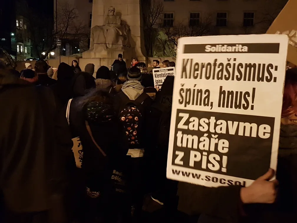 Český solidarní protest s dřívější snahou PiS o prosazení obdobné legislativy.